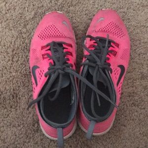 Nike tennis shoes size 6